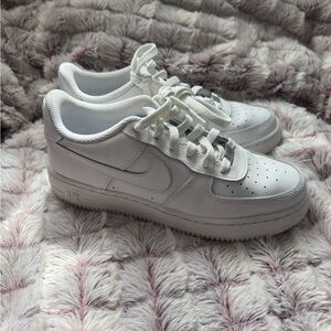 Nike White Air Force 1 LE